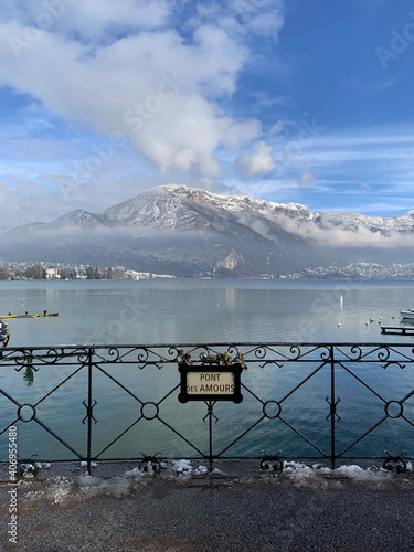 Pont des amours en hiver Annecy France joli lac et montagne