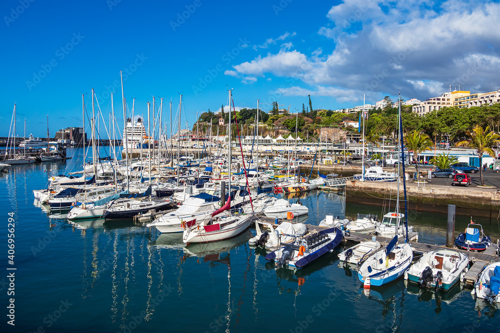 Hafen in der Stadt Funchal auf der Insel Madeira, Portugal