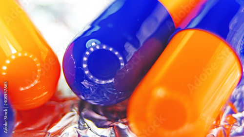 Pastillas, capsulas y medicamentos sobre fondo blanco
