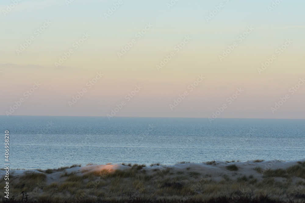 Nordseeküste in Niederlande bei Abenddämmerung im Winter. Nordseeküste in Niederlande bei Abenddämmerung im Winter.