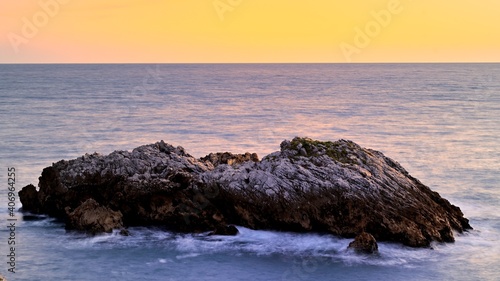 vista de una roca al amanecer en el mar Cantabrico 