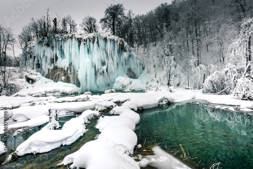 Photos Frozen waterfalls and snow in Plitvice National Park in Croatia