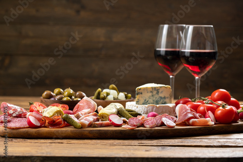 Foto delizioso aperitivo con salami prosciutto formaggi e vino