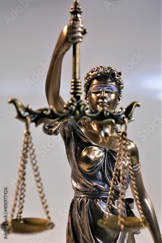 statue of justice © Ulf