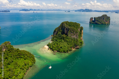 islands of the sea and boat tourists