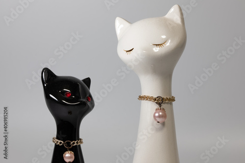 黒猫と白猫の置物