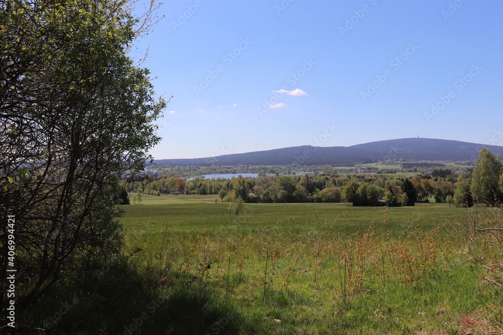 Fototapeta premium Blick über den Weißenstädter See Weißenstadt auf den Schneeberg Fichtelgebirge Franken
