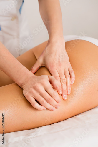 anti-cellulite medical massage © Mallivan