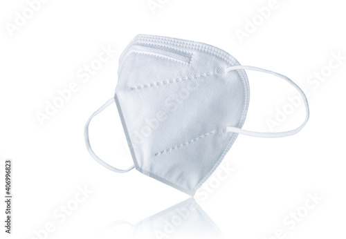 FFP2 Atemschutzmaske freigestellt auf weiß
