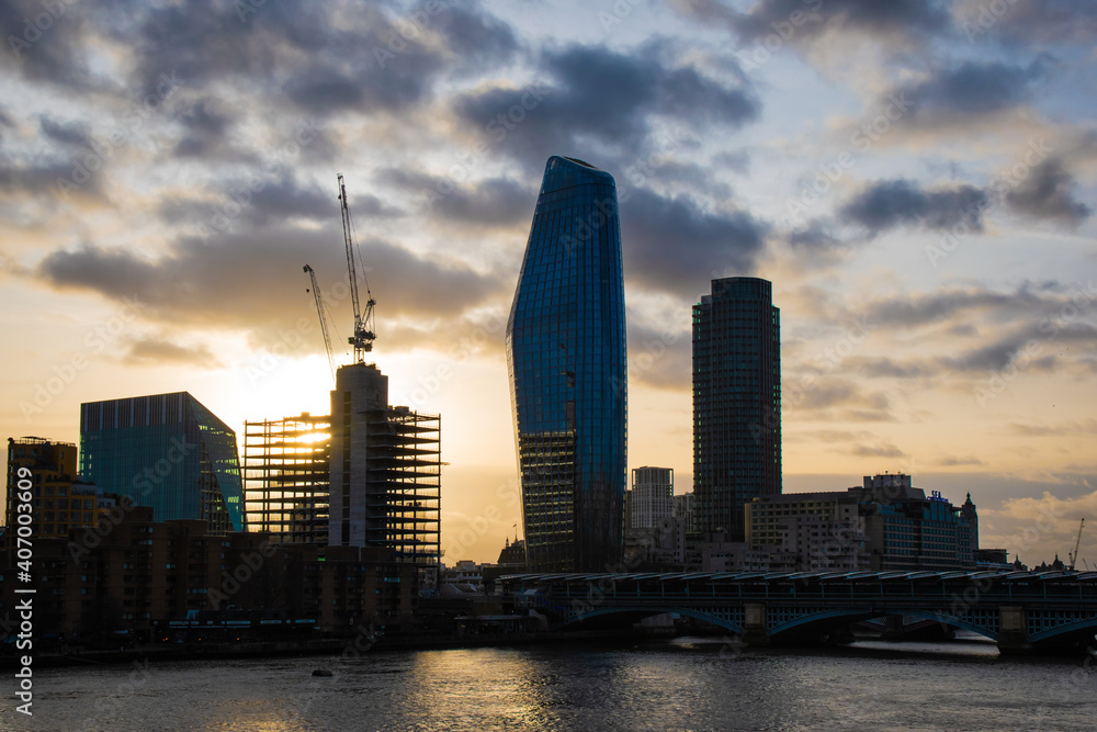 Fototapeta premium city skyline at sunset