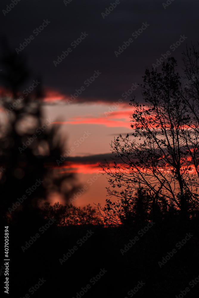 Sonnenuntergang mit rot/blauen Wolken Sonnenuntergang mit rot/blauen Wolken