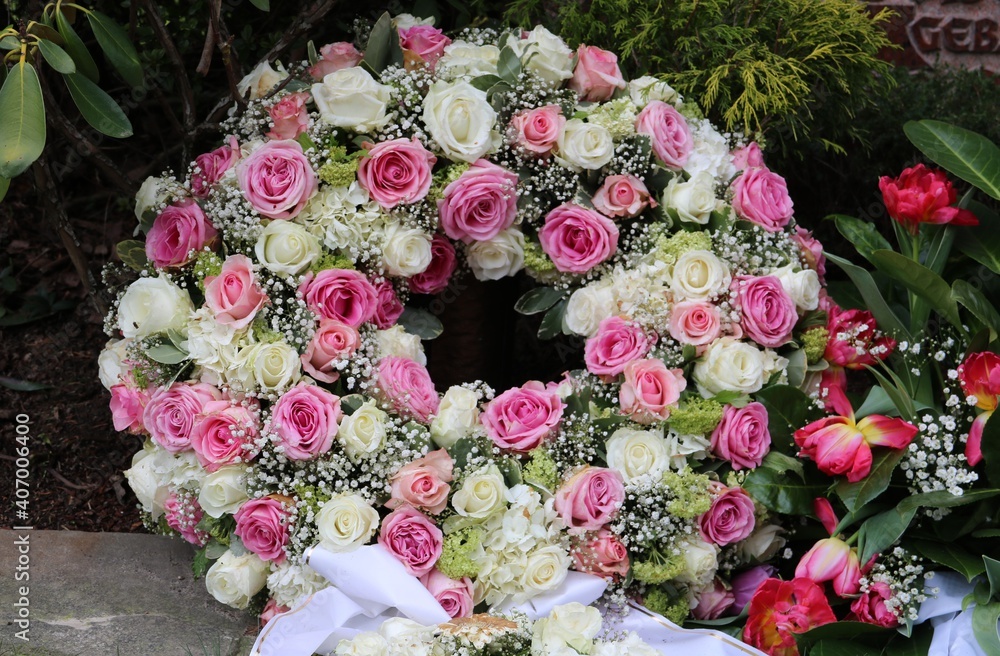 Ein runder Trauerkranz mit Rosen schmückt ein Grab nach Beerdigung Stock  Photo | Adobe Stock