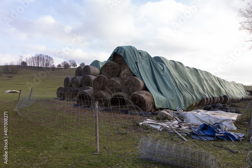 heustock unter freiem Himmel photo