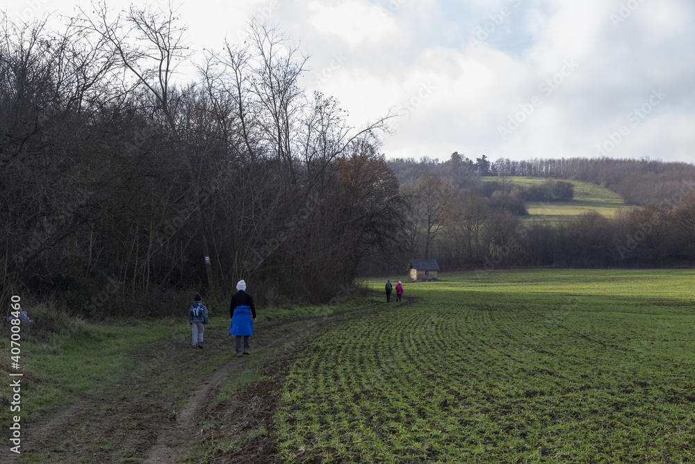 Fototapeta premium Familie aus 4 personen macht ausflug