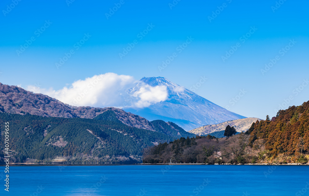 芦ノ湖から眺める富士山　冬景