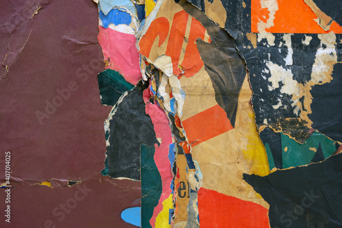 Bunte zerrissene Plakate