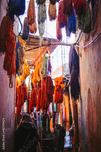 Traditionelle Färbung und Herstellung von Wolle für Teppiche in Marrakesch, Marokko. Lebensstil in der Medina.