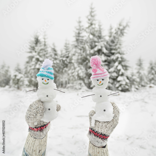 Schneemänner in den Händen halten © Jenny Sturm