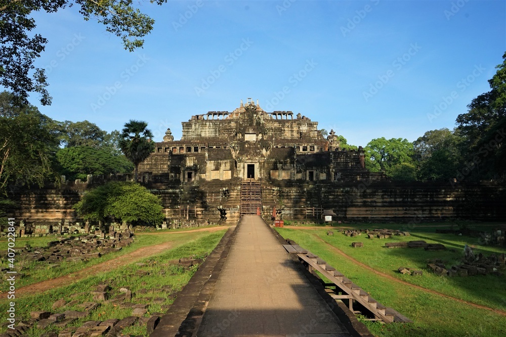 Obraz premium Baphuon temple at Angkor Thom, Bayon, Khmer architecture in Siem Reap, Cambodia, Asia, UNESCO World Heritage