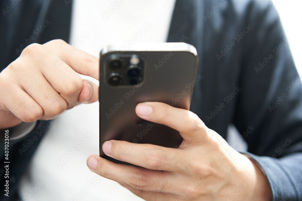 スマートフォンを操作する男性 スマートフォンを操作する男性