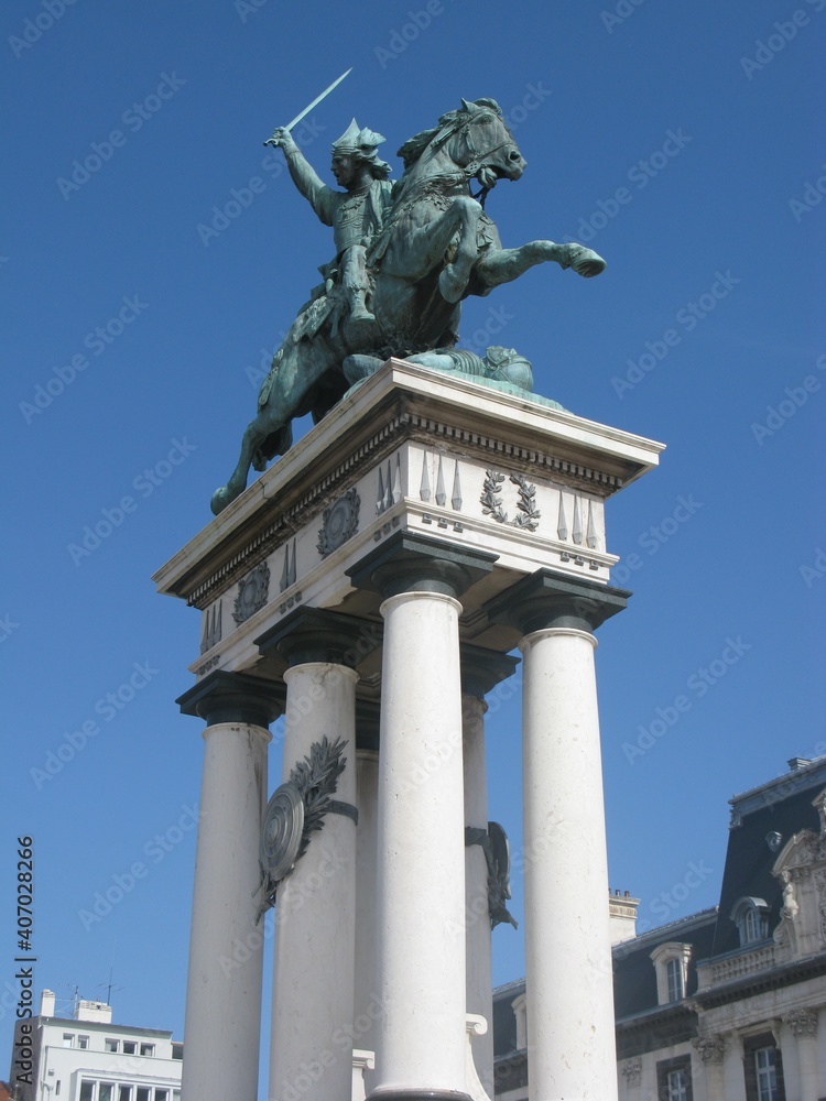 Statue équestre de Vercingétorix à Clermont-Ferrand : vue de biais  en gros plan