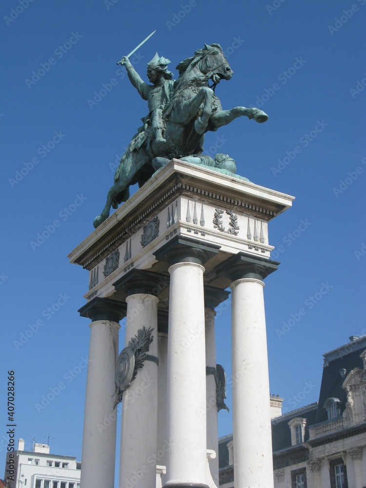 Statue équestre de Vercingétorix à Clermont-Ferrand : vue de biais en gros plan Statue équestre de Vercingétorix à Clermont-Ferrand : vue de biais en gros plan