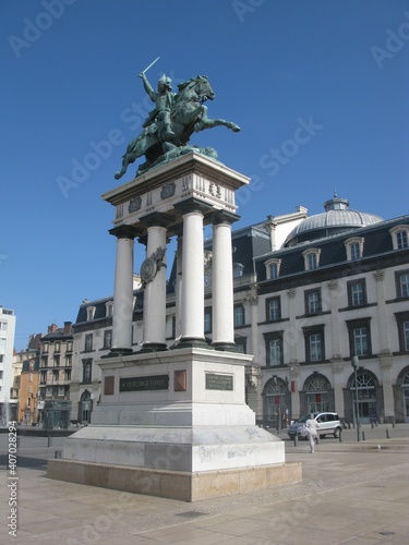 Photo Statue équestre de Vercingétorix à Clermont-Ferrand : vue de biais
