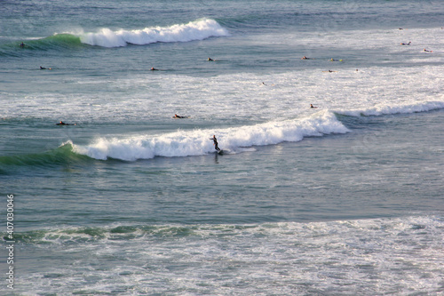 Welle mit Surfer an der Meeresküste in Newquay in Cornwell