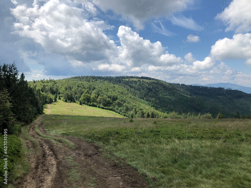 Fototapeta premium Zdjęcia prezentujące widoki górskie.