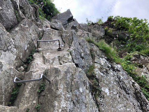 Zdjęcia prezentujące widoki górskie.