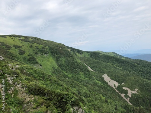 Zdjęcia prezentujące widoki górskie.