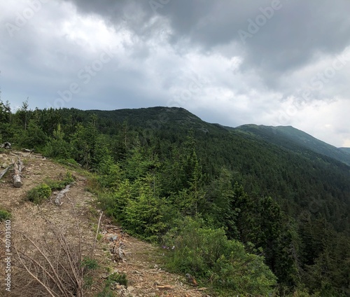 Zdjęcia prezentujące widoki górskie.