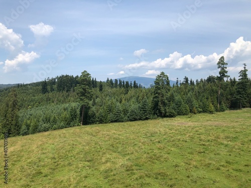 Zdjęcia prezentujące widoki górskie.