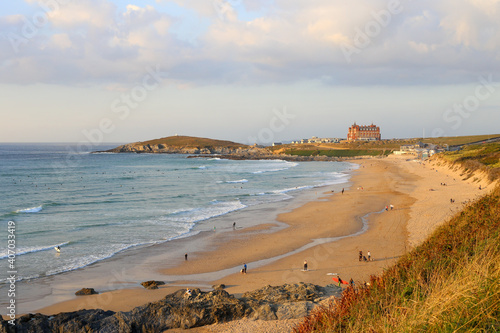 Meeresküste von in der Abendsonne bei Newquay in Cornwell