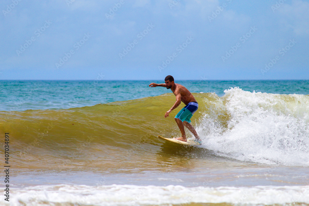 SURFISTA EM UMA PRAIA DE GUARAPARI - ES, BRASIL. SURFISTA EM UMA PRAIA DE GUARAPARI - ES, BRASIL.
