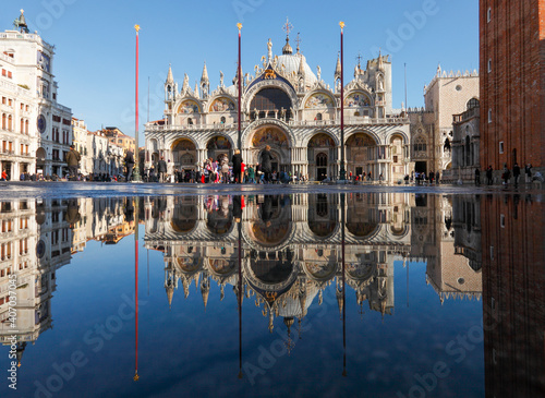 Spiegelung im Hochwasser (Aqua alta) auf dem Markusplatz (Piazza di San Marco), Venedig, Italien © Peter
