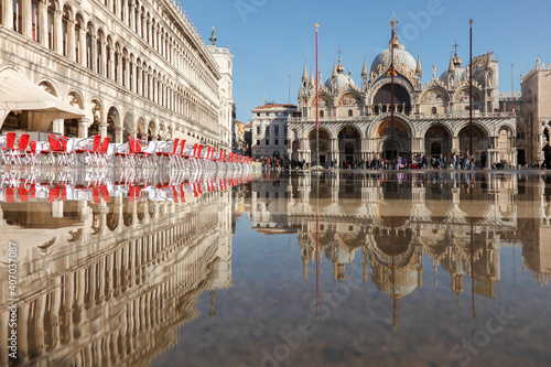 Spiegelung im Hochwasser (Aqua alta) auf dem Markusplatz (Piazza di San Marco), Venedig, Italien