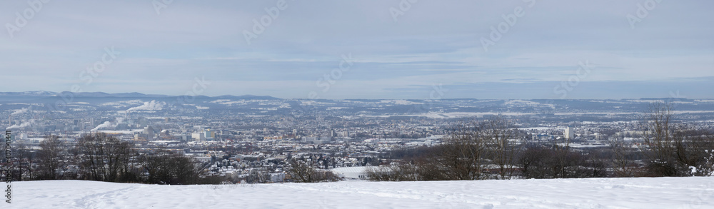 Paysage de neige autour de Région des Trois frontières (Dreiländereck) Bâle et Jura (Suisse), Weil-am-Rhein (Allemagne), Sundgau, Huningue, la plaine d'Alsace et Vosges (France)	