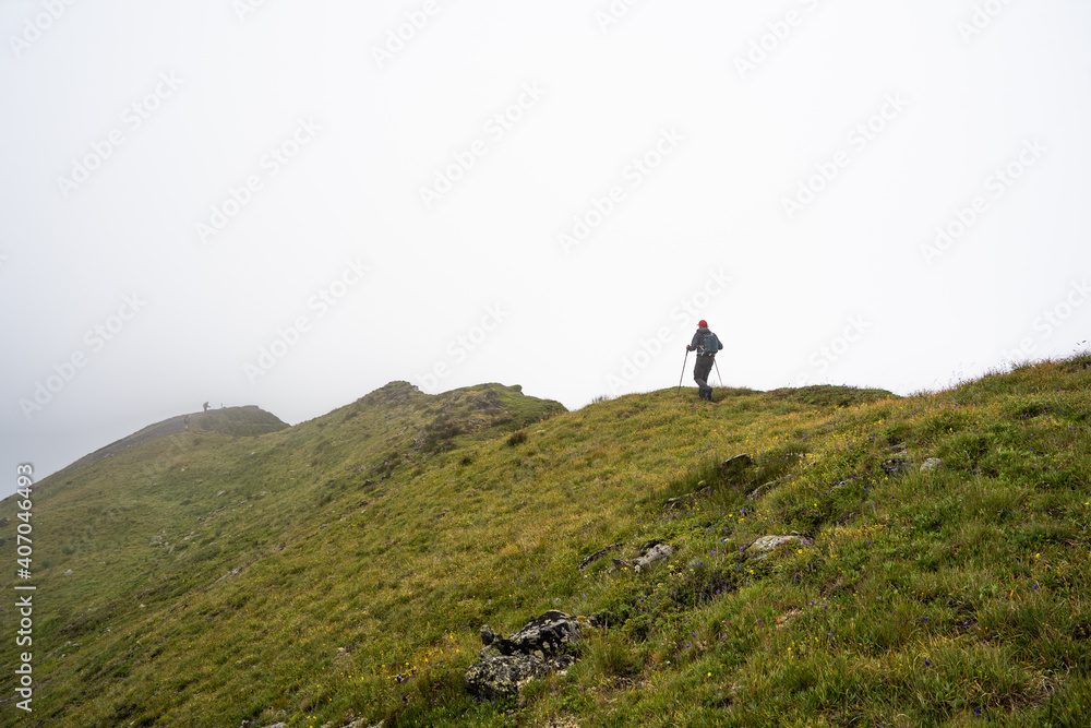 Randonnée sur une crête dans le brouillard, parc de la Vanoise, France