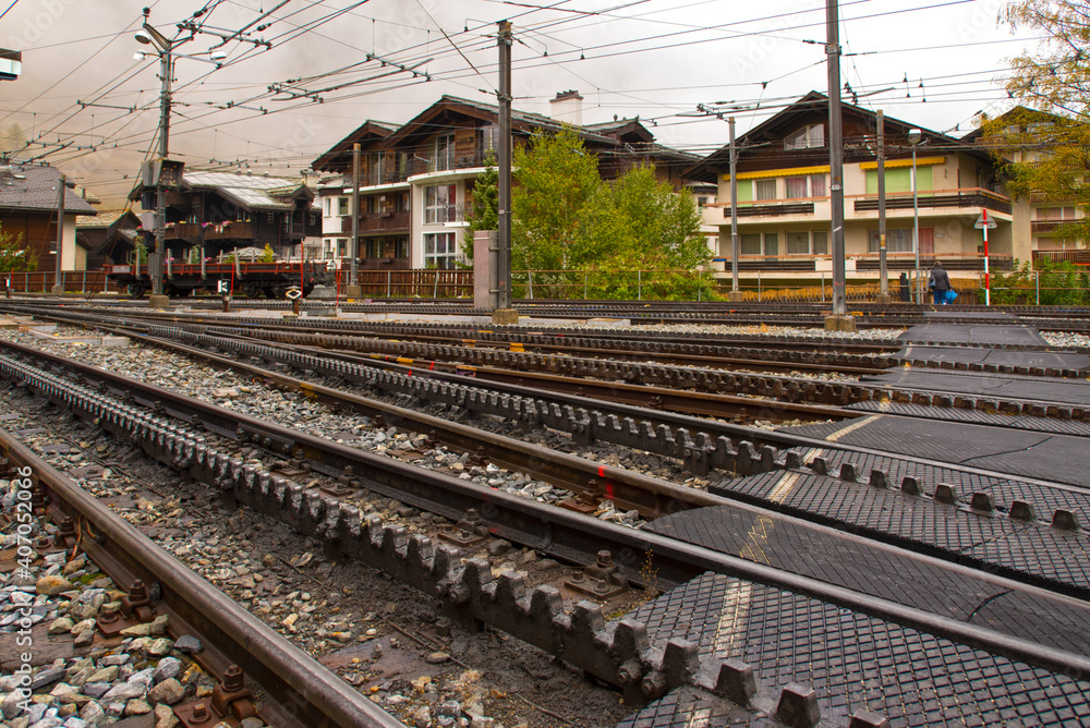 Schienen der Zahnradbahn in Zermatt - Schweiz. Rails of the rack railroad in Zermatt - Switzerland.

