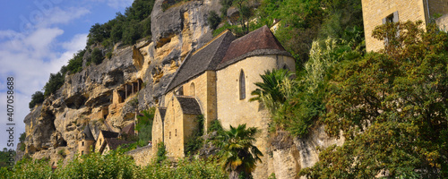 Fotografie Panoramique église en pierres du village de La-Roque-Gageac (24250) dans son roc
