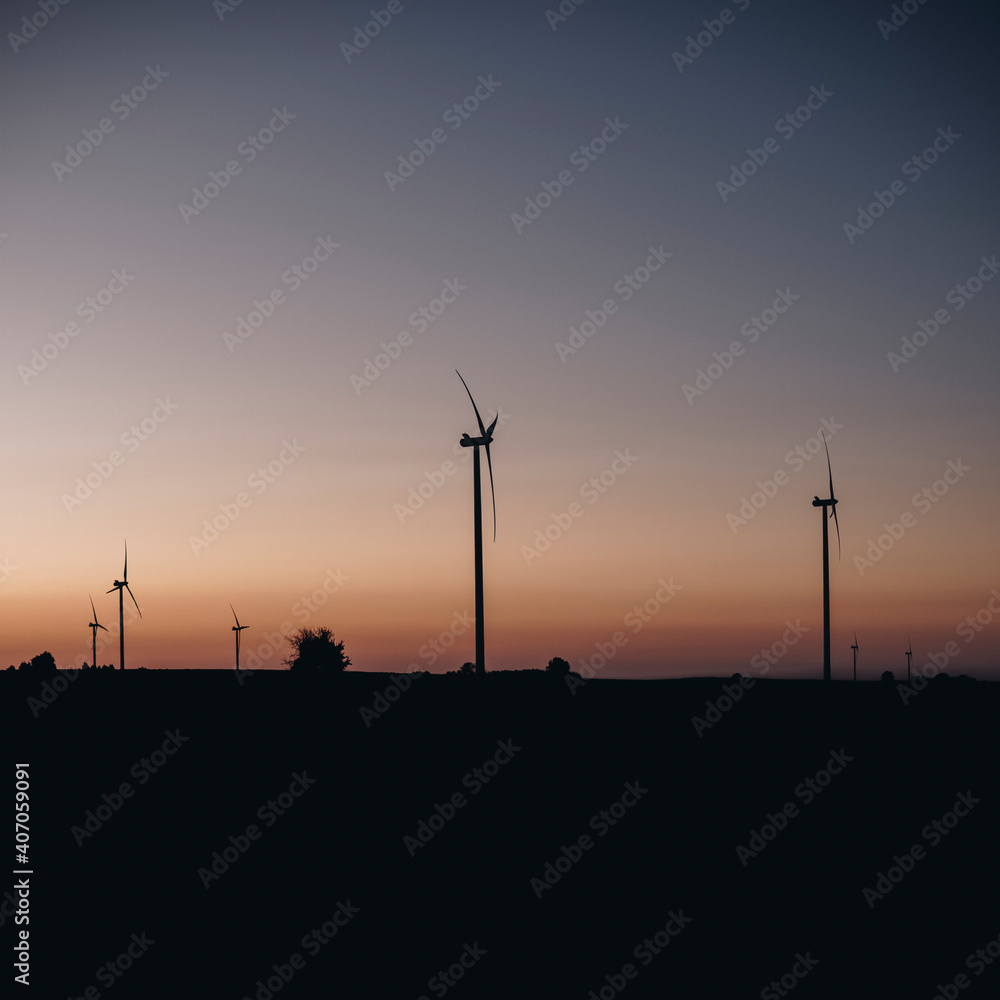 Obraz premium silhouette landscape with wind turbines