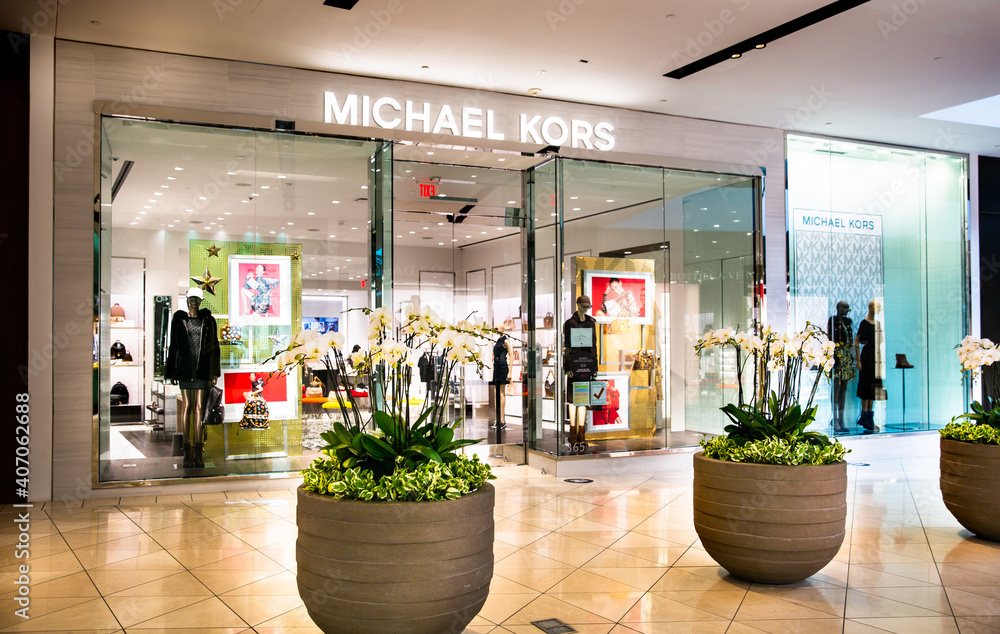 Santa Clara, CA USA - January 14, 2021: Michael Kors fashion designer store  in a shopping mall. A multinational fashion holding company selling  apparel, handbags, footwear, watches, accessories Stock-Foto | Adobe Stock