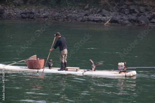 Pescador con cormoran photo