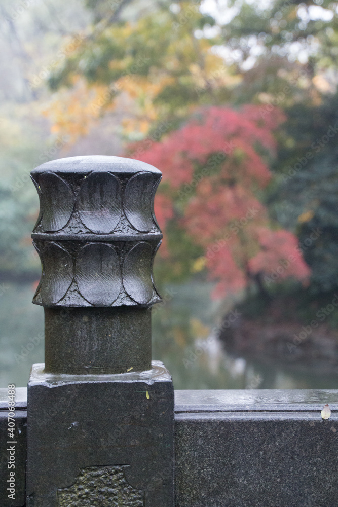 Fototapeta premium Pilar chino en parque