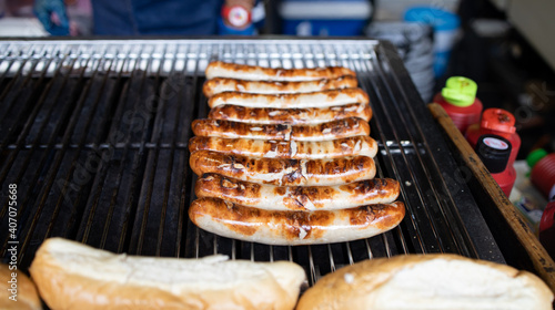 Εκτύπωση καμβά Grilled sausages on grill in a street market