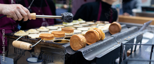 Tableau sur toile Japanese Wheel cake street food market