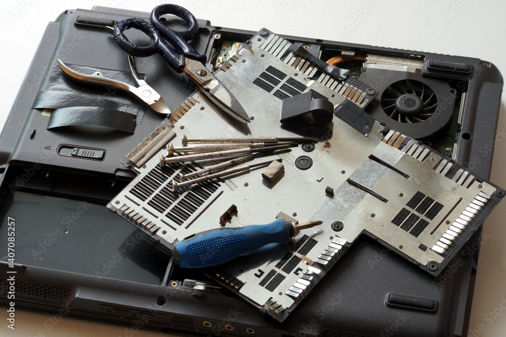 Fototapeta premium Computer con arnesi da lavoro, montaggio e smontaggio