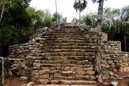 Obraz na płótnie Panoramic of pre-Hispanic architecture in the ruins of the Mayan culture built in Tulum Quintana Roo w salonie