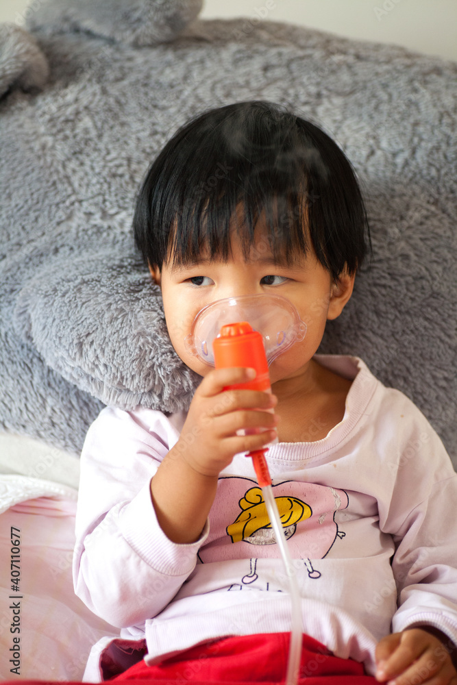 The little girl who is undergoing atomization therapy The little girl who is undergoing atomization therapy